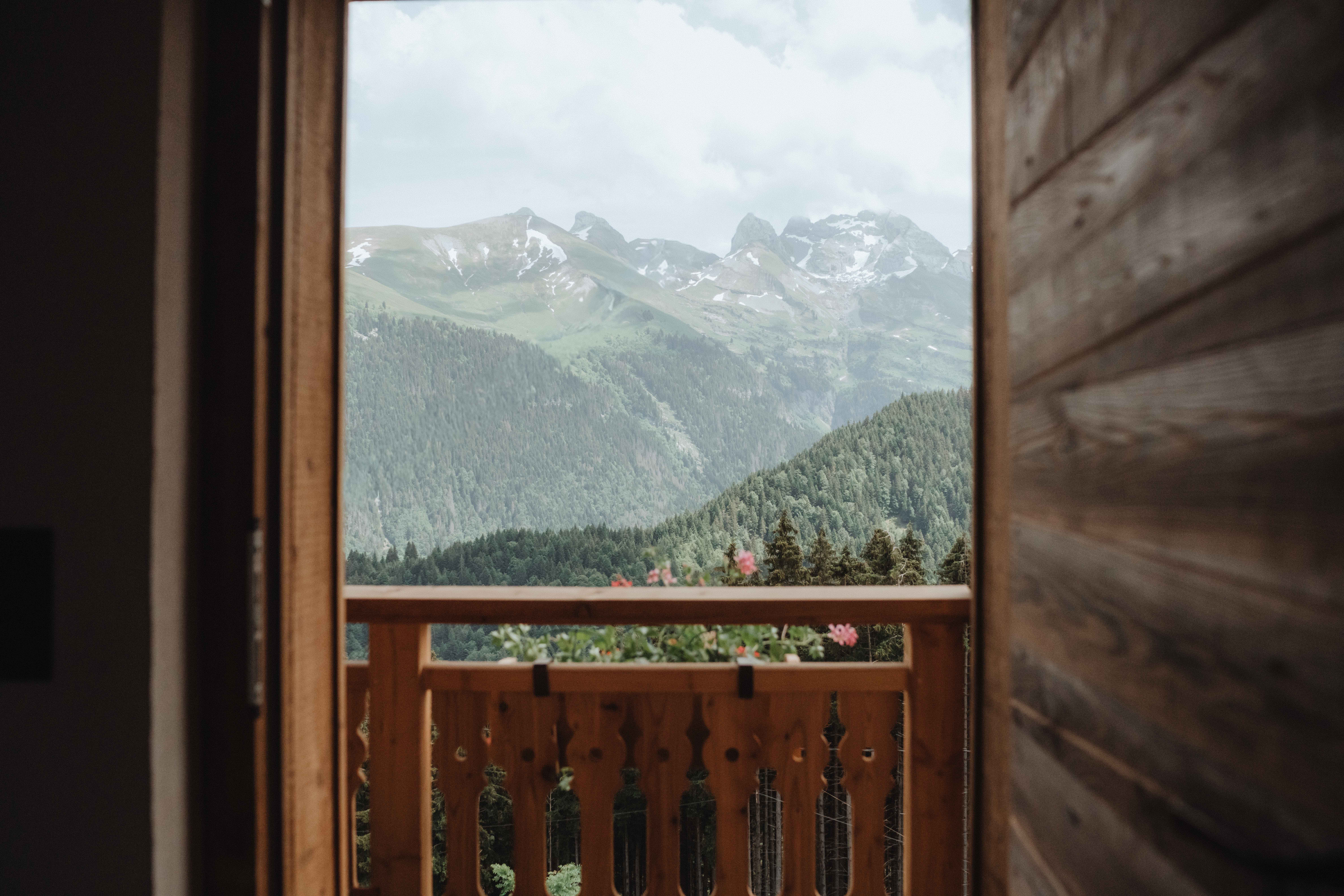 Ambiance chaleureuse et apaisante dans les espaces de repos du Gîte du Passant, au cœur de la montagne en Haute-Savoie.