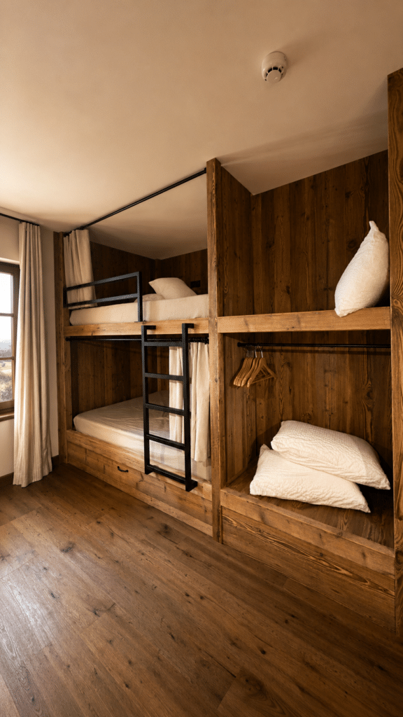 Chambre avec lits superposés en bois et fenêtre du Gîte du Passant, retraite montagne Haute-Savoie