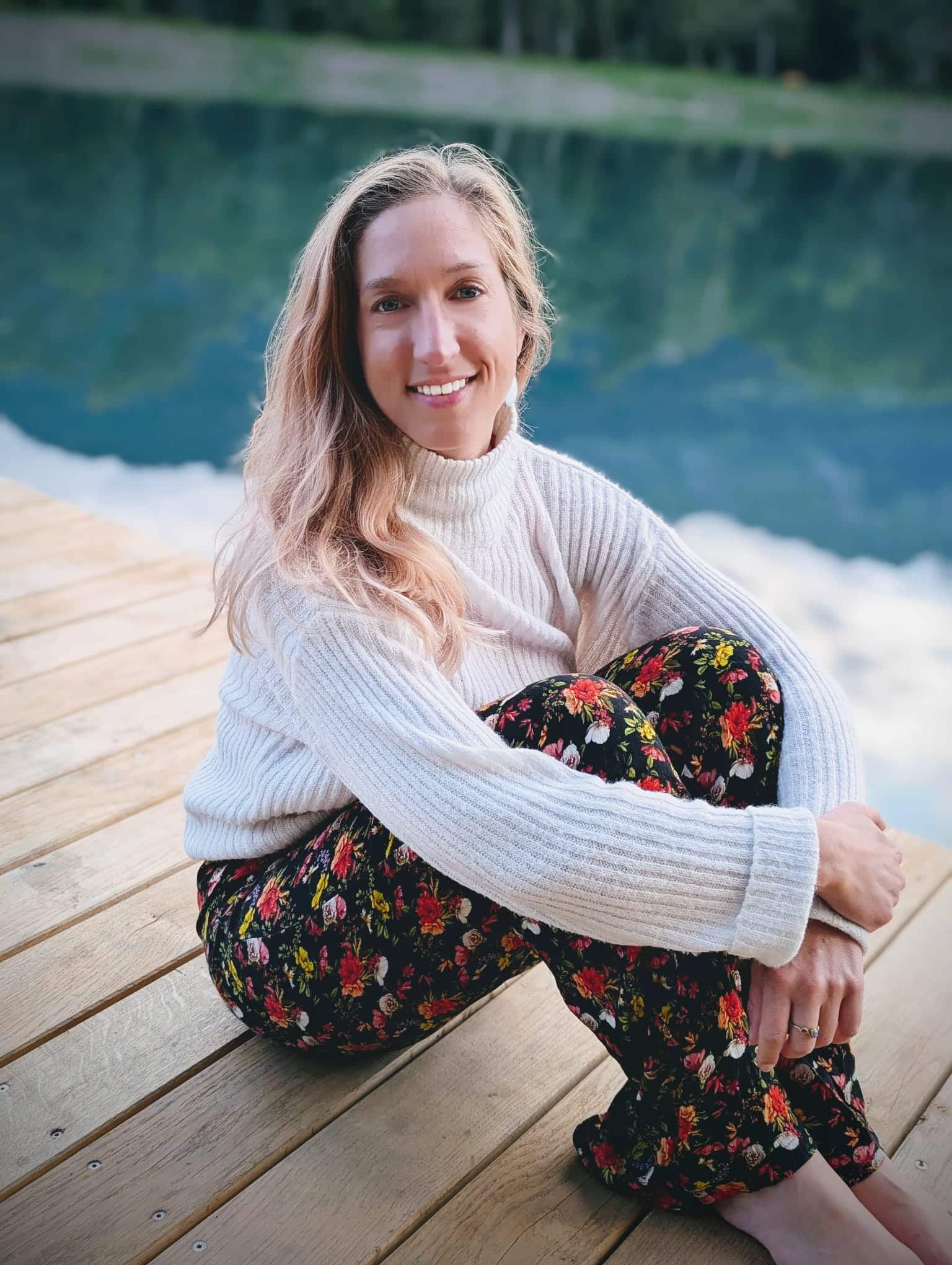 Coco, professeure de yoga de BYOU L’Expérience Immersive, au bord d’un lac en Haute-Savoie, lors d’un séjour bien-être en montagne