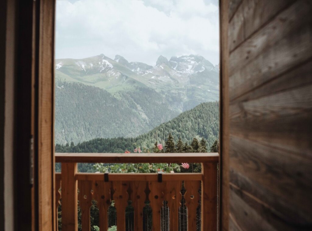 Vue sur les sommets enneigés depuis le balcon du Gîte du Passant, retraite montagne Haute-Savoie