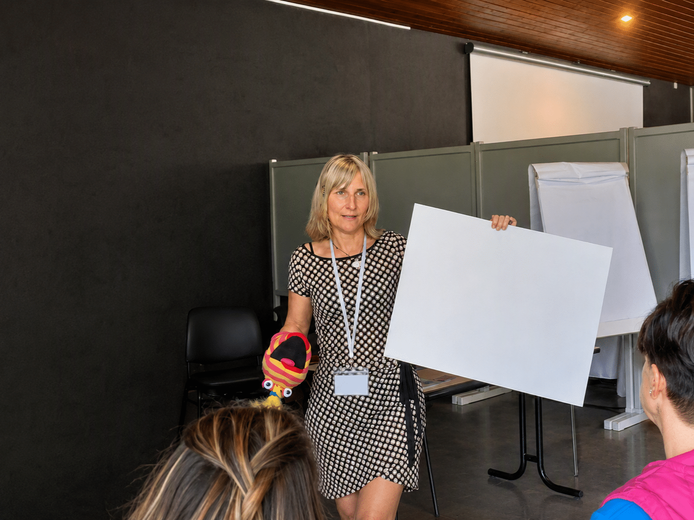 Christine Jeanter lors d’un atelier de show-thérapie chez BYOU L’Expérience Immersive, guidant un espace de libération émotionnelle par le rire et la conscience