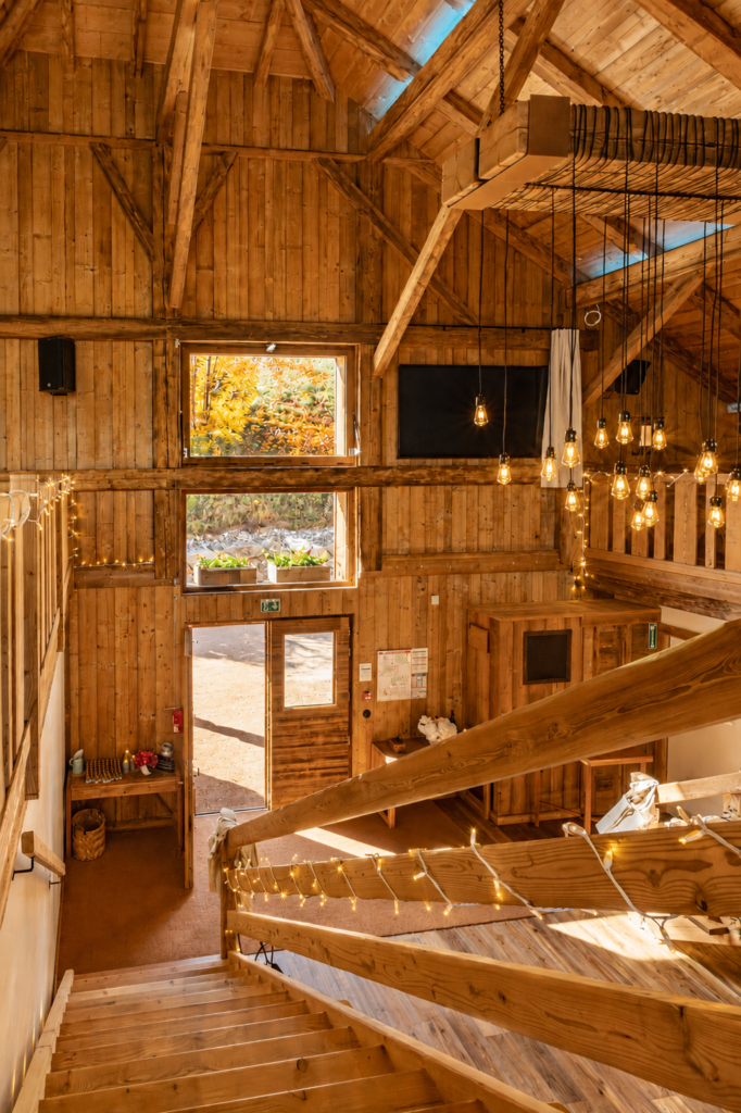Entrée chaleureuse en bois du Gîte du Passant en Haute-Savoie, lieu d’accueil de la retraite immersive BYOU.