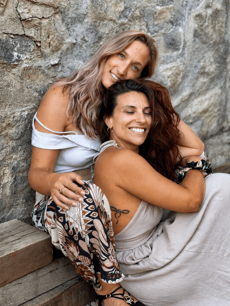 Marine et Coco, fondatrices de BYOU L’Expérience Immersive, réunies dans un moment de complicité et d’authenticité en Haute-Savoie.