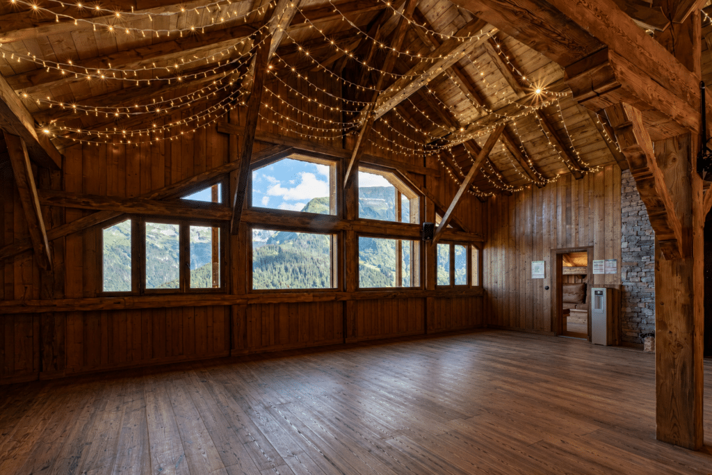 La Grange d’Antan au Gîte du Passant, espace en bois dédié aux ateliers collectifs et pratiques bien-être avec vue montagne en Haute-Savoie.