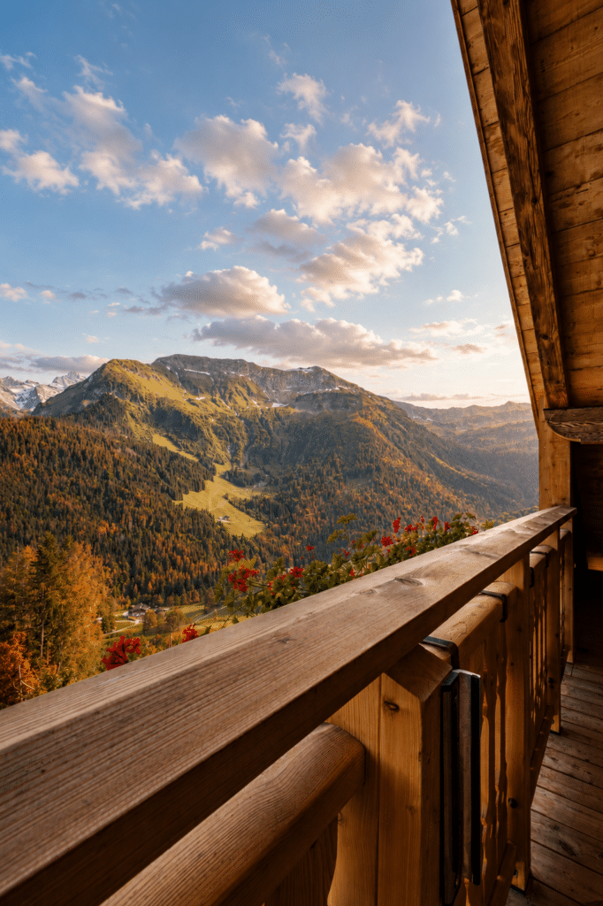 Vue panoramique sur les montagnes depuis le Balcon des Cimes au Gîte du Passant en Haute-Savoie, dans une ambiance douce d’automne.