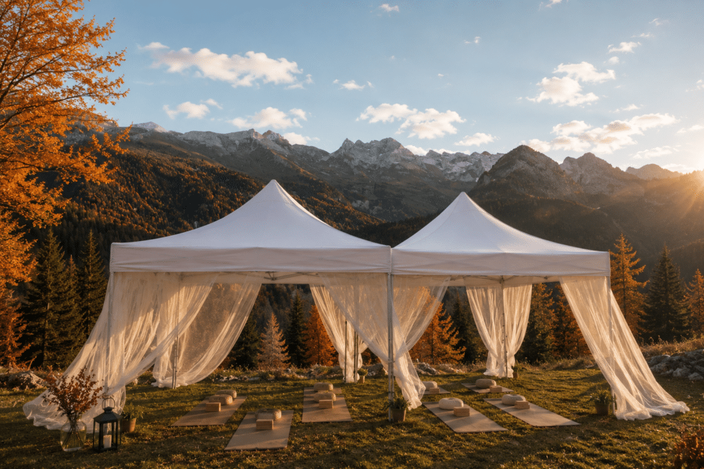 Espace yoga extérieur sous barnums avec voiles blancs au Gîte du Passant en Haute-Savoie, face aux montagnes en automne