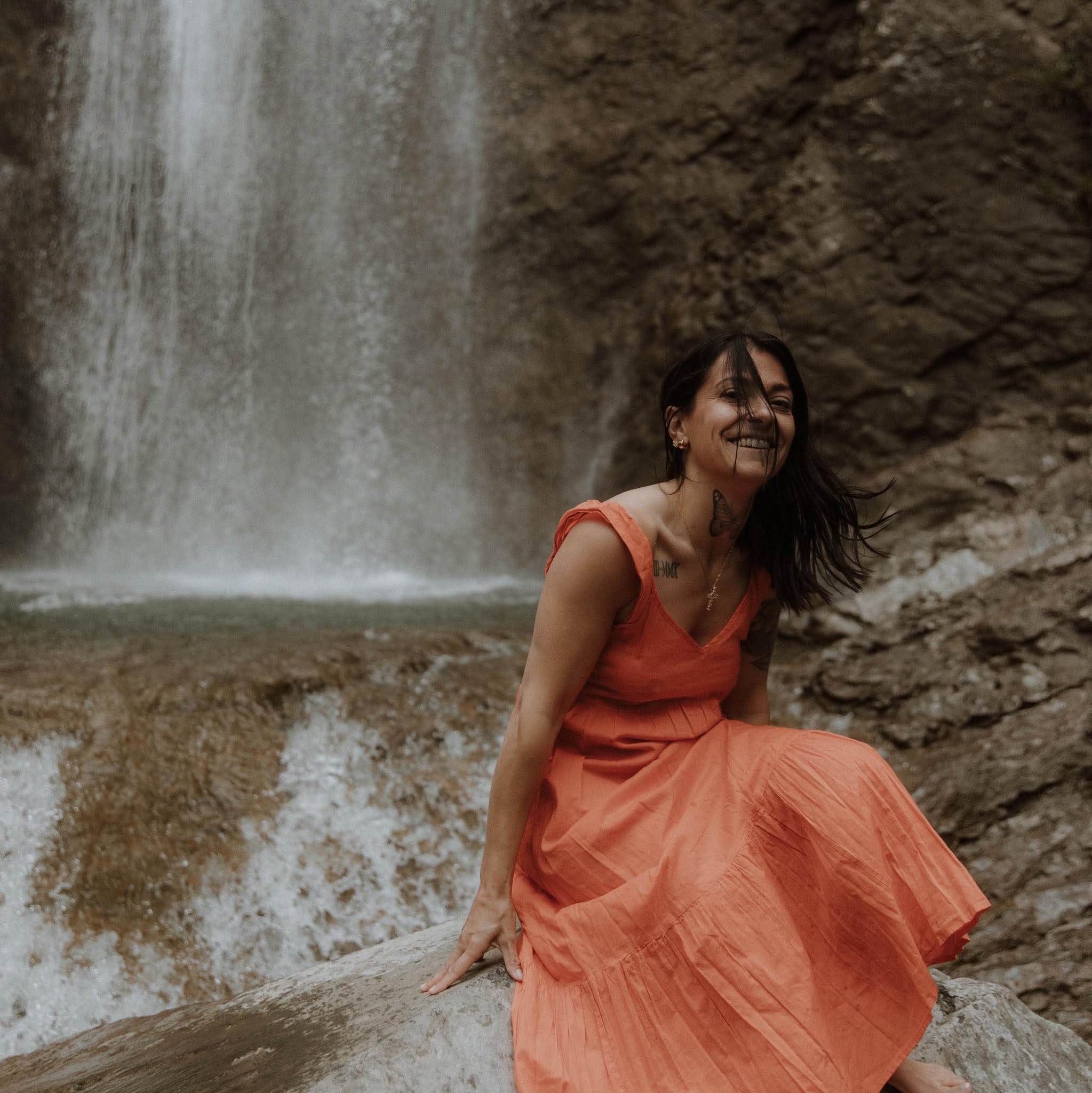 Lisa Mistre, praticienne en drainage lymphatique et méditation aux bols tibétains à Sallanches, au cœur de la nature en Haute-Savoie.