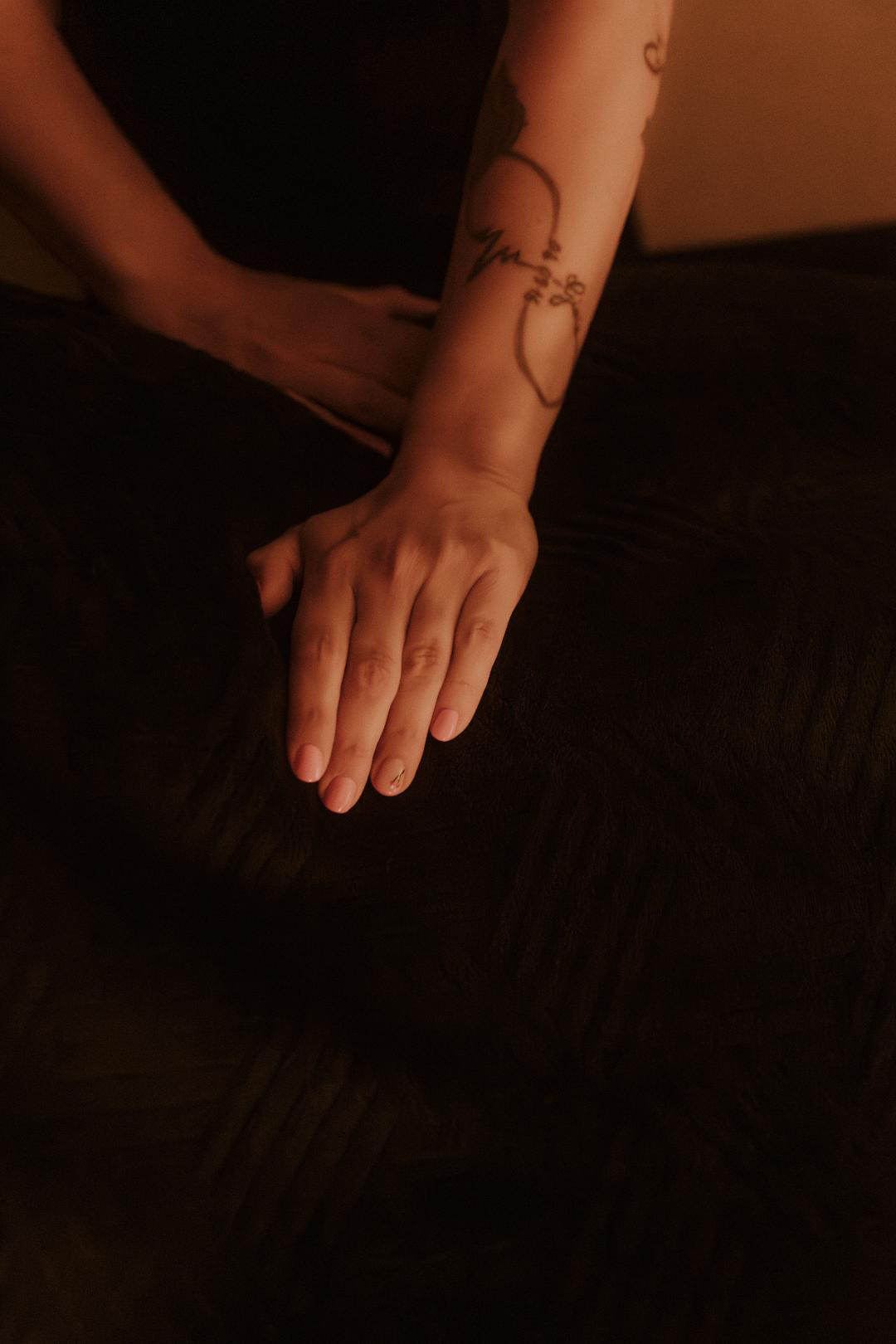 Les mains de Lisa Mistre lors d'un soin de drainage lymphatique manuel à Sallanches.