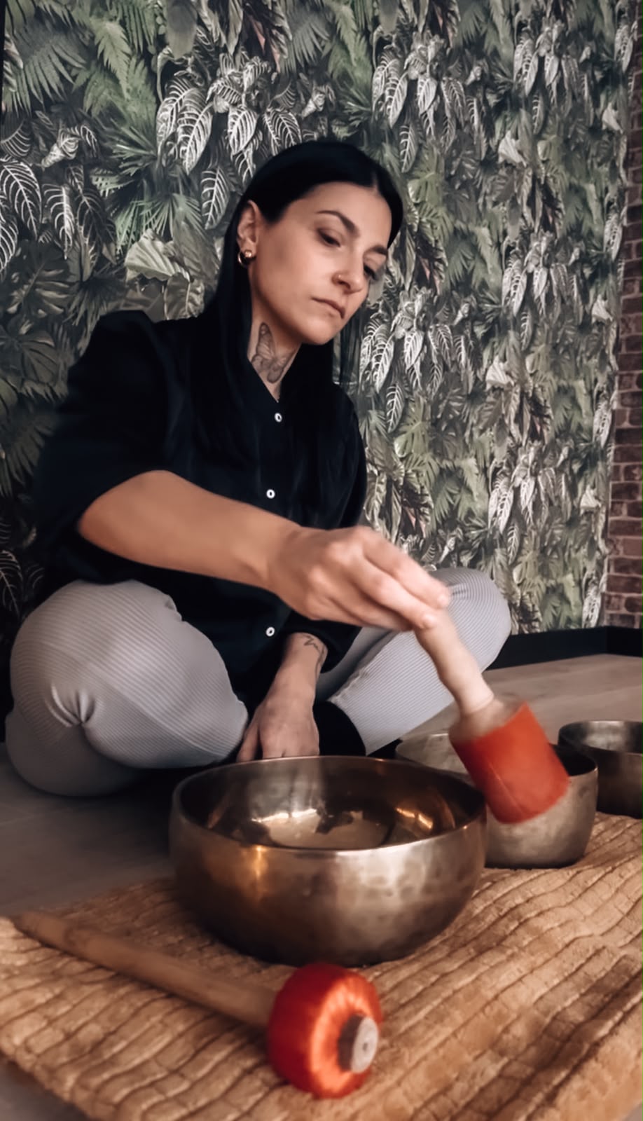 Lisa Mistre anime une séance de méditation sonore aux bols tibétains à Sallanches, en Haute-Savoie.