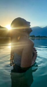 Marine Rubat profite d'un moment de reconnexion dans un lac de montagne en Haute-Savoie.