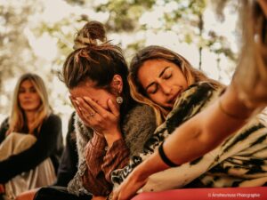 Marine Rubat accompagne un atelier de développement personnel lors d'un séjour bien-être en Haute-Savoie.